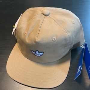 BNWT - Adidas snap back hat with Adidas pin